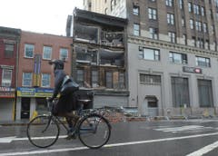 Die starken Winde haben in New York eine Hausfassade abgerissen. (Bild: Keystone)