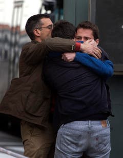 Unfassbare Trauer um die Absturzopfer am Flughafen von Barcelona. (Bild: Keystone)