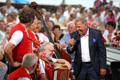 Die Letzte "Hopp de Bäse"- Sendung von Kurt Zurfluh in seinem Wohnort Weggis am Samstag, 30. Juni 2012. (Bild: Philipp Schmidli)