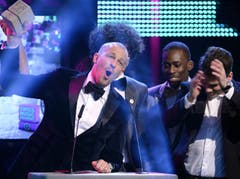 Auszeichnung in der Kategorie Best Album Urban: Stress, links, Noah Veraguth (verdeckt) und Bastian Baker. (Bild: Keystone)