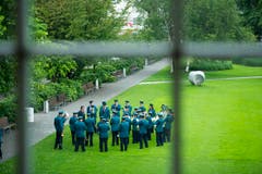 Grüne Uniformen im Grünen. (Bild: Michel Canonica)