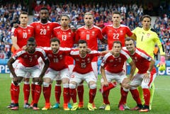 Die Startformation der Schweizer Nationalmannschaft gegen Frankreich. Nicht bewertbar: Haris Seferovic, Gelson Fernandes und Michael Lang. 1 = miserabel, 6 = sehr gut (Bild: EPA / Laurent Debrule)