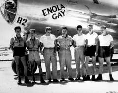 Die Bodencrew der B29 "Enola Gay", aus welcher die Bombe über Hiroshima abgeworfen wurde, posiert mit Pilot Paul W. Tibbets (Mitte). (Bild: Keystone)