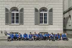 Ein Selfie vorm dem Auftritt: Tambouren warten auf dem St.Galler Klosterplatz für den Start der Bürgerwanderung der Ortsbürgergemeinde (17.9.2016). (Bild: Benjamin Manser)