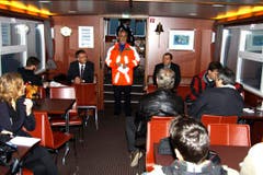 Der Einsatzleiter informiert die Medien. Die Pressekonferenz fand auf dem Boot statt. (Bild: Rudolf Hirtl)