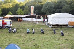 Betreuung der Konzertbesucher und Spurensuche: Rettungskräfte und Ermittler im Einsatz nach der tödlichen Schiesserei auf dem Konzertgelände in Nenzing. (Bild: Keystone)