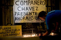 "Chávez lebt jetzt und für immer" und "Bleib stark Venezuela, Argentinien umarmt dich": Schilder vor der Botschaft Venezuelas in Argentinien. (Bild: Keystone)