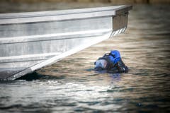 Polizeitaucher der Kantonspolizei St.Gallen während einer Einsatzübung am Walensee. Bei der Übung wird ein Kleinwagen versenkt und anschliessend geborgen (Bild: Urs Bucher)