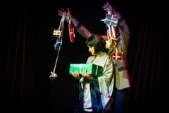 O Lia San (Stefanie Gygax) und ihr Bräutigam (Christian Sollberger) mit Geschenken. (Bild: Benjamin Manser)