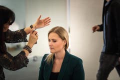 Auch Monika Simmler wird für ihren Interview-Auftritt zurecht gemacht. (Bild: Michel Canonica)
