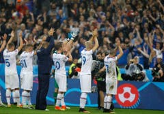 Erst gegen Frankreich war für die Isländer dann Schluss. Den Fans war dies egal: Sie feierten den Erfolg ihrer Mannschaft. (Bild: Keystone)