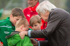 Gilbert Gress verteilt Autogramme. (Bild: Andrea Stalder)