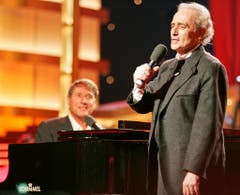 Der spanische Tenor Jose Carreras gemeinsam mit Udo Jürgens während der Generalprobe zur Jose Carreras Gala in Leipzig am 16. Dezember 2004. (Bild: Keystone)