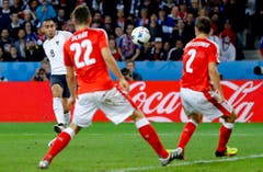 Frankreichs Dimitri Payet versucht, die Schweizer Abwehr mit einem Schuss zu überwinden. (Bild: Frank Augstein / Keystone)