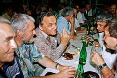 Auf der Bundesratsreise unterhält sich Otto Stich 1993 mit Leuten aus der Bevölkerung an einer Chilbi in Schangnau (Emmental). (Bild: Keystone)