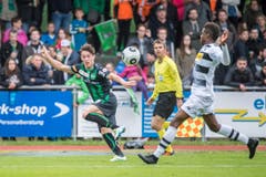 Silvan Hefti kann trotz Bedrängnis flanken. (Bild: Urs Bucher)