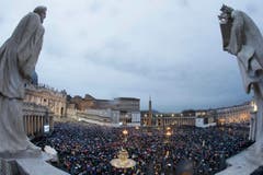 Gläubige warten auf dem Petersplatz, bis Rauch aufsteigt. (Bild: Keystone)