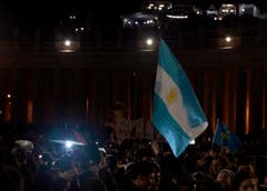 Gläubige schwenken die argentinische Fahne auf dem Petersplatz. (Bild: Keystone)