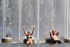 Sommer, Sonne, gute Laune auch bei diesem Paar am Zürichsee. (Bild: WALTER BIERI (KEYSTONE))