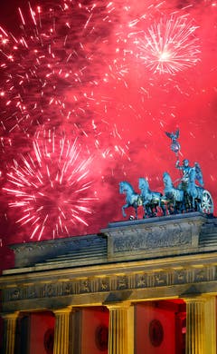 Roter Himmel über dem Brandenburger Tor in Berlin. (Bild: Keystone)