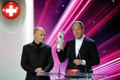 Abenteurer unter sich: Die Solarflugzeugpioniere André Borschberg (r.) und Bertrand Piccard nehmen den Preis der Sparte «Gesellschaft» entgegen. (Bild: Keystone)