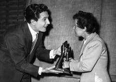 Zwei Grosse des französischen Musikbusiness: Gilbert Bécaud und Edith Piaf im Mai 1956. (Bild: Keystone)