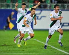 Captain Philippe Montandon, Goran Karanovic und Matias Vitkieviez jubeln nach dem 2:0 (Bild: Urs Bucher)