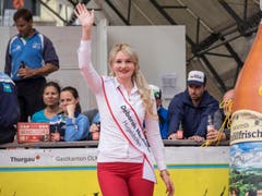 Deborah Neuhaus an der Wahl zur Apfelkönigin. (Bild: Hanspeter Schhiess)