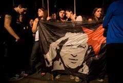 Auch in Argentinien gingen viele Menschen auf die Strasse. Hier bekunden sie ihr Mitgefühl vor der Botschaft Venezuelas in Buenos Aires. (Bild: Keystone)