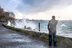 Sturmtief Burglind ist in Rorschach am Hafen deutlich spürbar. (Bild: Urs Bucher)