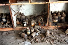 Behälter mit chemischen Stoffen lagern noch immer in der Fabrik, für die sich niemand verantwortlich fühlt (Aufnahme von 2009). (Bild: Keystone)