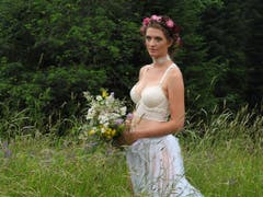 Die 21-jährige Zürcherin Lara ist Landwirtin EFZ und in der Ausbildung zur Kindergärtnerin. (Bild: www.bauernkalender.ch)