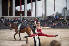 St. Gallen - OFFA Frühlingsmesse Freitzeit- und Sportmesse und Pferdemesse Besucher bei oder in der Arene bei der Darbietung der Pferdevoltiiererinnen (Bild: Ralph Ribi)