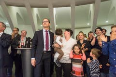 Marc Mächler wartet mit seiner Gattin und den drei Kindern auf das Resultat. (Bild: Michel Canonica)