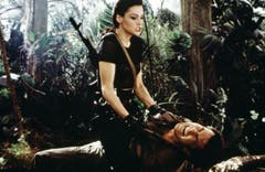 Famke Janssen nimmt als Xenia Onatop den neuen Bond Pierce Brosnan in die Mangel («GoldenEye», 1995). (Bild: pd)