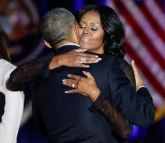 «Du hast um diese Rolle nicht gebeten, aber Du hast sie Dir zu eigen gemacht, mit Würde und mit Mumm und mit Humor», sagt Barack zu seiner Frau Michelle. (Bild: Kamil Krzaczynski / Keystone)