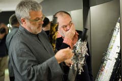 Christian Lacroix bei der Firma Jakob Schlaepfer Creative Director Martin Leuthold (Bild: Michel Canonica)