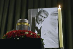 Die Urne mit den sterblichen Überresten von Entertainer Udo Jürgens - daneben das Porträtbild, das auch seine letzte Studio-CD "Mitten im Leben" zierte. (Bild: Keystone)