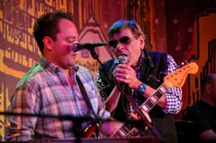 Polo Hofer und Band rocken im Stadtkeller (Bild: Corinne Glanzmann, Luzerner Zeitung / Luzern, 2. November 2012)