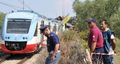 At least 20 dead as two trains collide in southern Italy (Bild: Keystone)