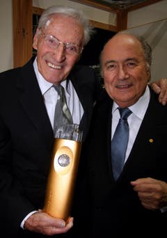 Lifetime-Awardgewinner Ferdy Kübler (links) mit seinem Laudator, Fifa-Präsident Sepp Blatter im Jahr 2009. (Bild: Archiv LZ)