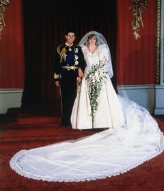 Das offizielle Hochzeitsfoto von Prinz Charles and Prinzessin Diana im Buckingham Palast. (Bild: AP Photo (London, 29. Juli 1981))