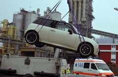 Ein Auto wird vom Kriminaltechnischen Dienst abtransportiert. (Bild: Keystone)