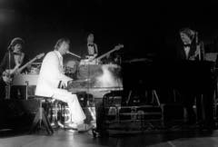 Der Star spielt und singt am 27. September 1981 beim Gala-Abend des Schweizer Sports in Regensdorf. (Bild: Keystone)