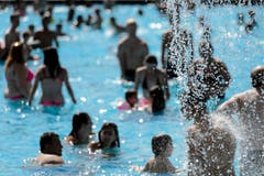 Die heissen Temperaturen lockten die Menschen in die Badi. (Bild: Keystone)
