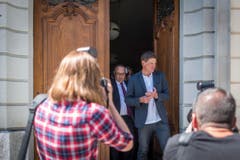 Die Verhandlung ist vorerst unterbrochen: Jan Ullrich tritt ins Freie. (Bild: Benjamin Manser)