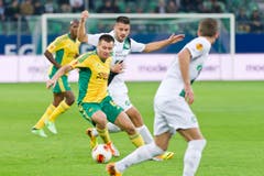 David Tsoraev hält sich Dejan Janjatovic vom Leib. (Bild: Michel Canonica)