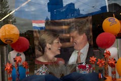 Eine Flagge mit Maxima und Willem-Alexander. (Bild: Keystone)
