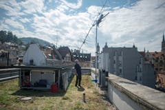 Die 4,5 Meter lange Antenne auf dem Dach wurde eigens für den Funkkontakt zu ISS konstruiert. (Bild: Benjamin Manser)
