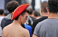 Ob dieser Besucher auch im Alltag eine solche Kopfbedeckung tragen würde? (Bild: Reto Martin)
